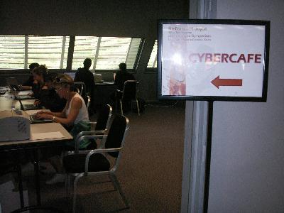 Le Cybercaf� du Symposium